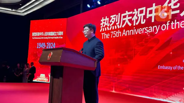 Kuasa Usaha Kedutaan Besar China Zhou Kan dalam perayaan Hut ke-75 Republik Rakyat Tiongkok (RRT) di Jakarta, Kamis (19/9/2024). (Liputan6.com/Benedikta Miranti)