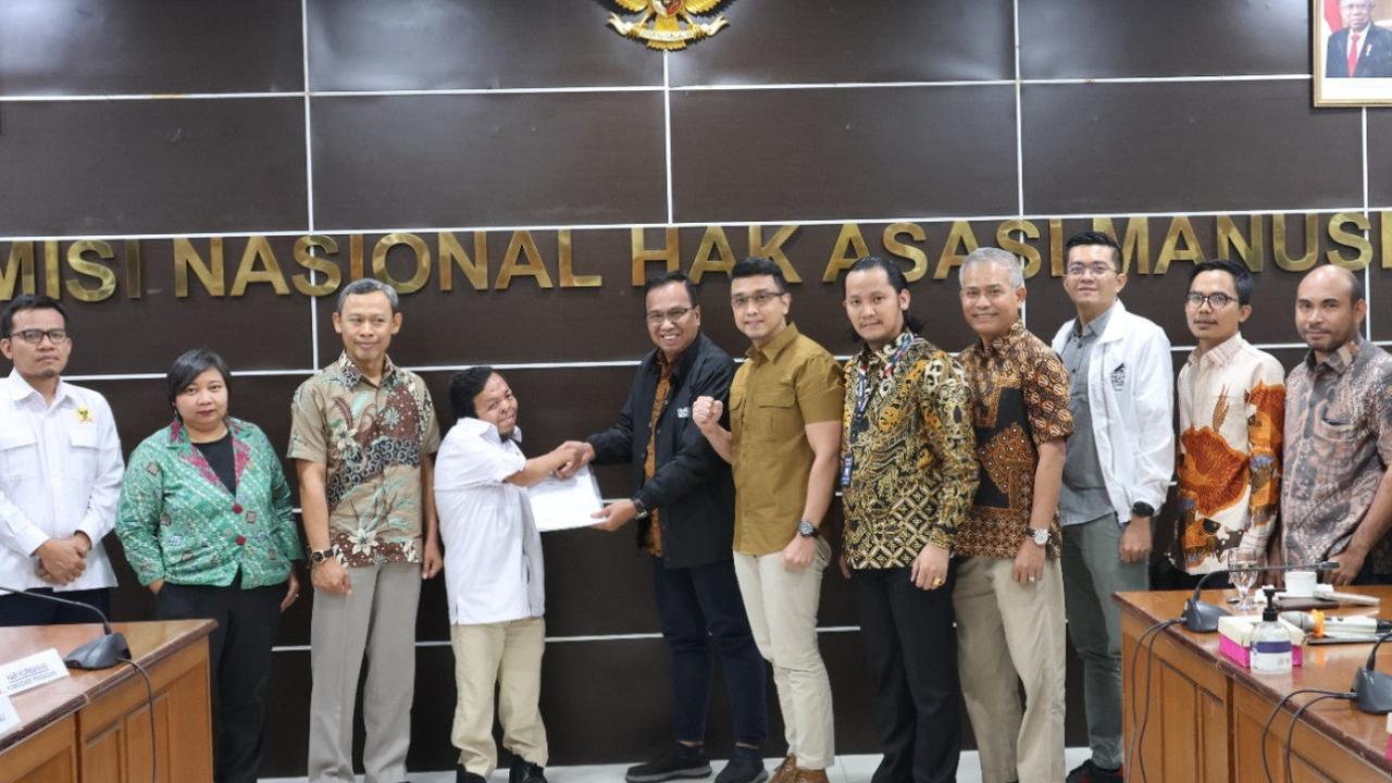 Juru Bicara TPN Ganjar-Mahfud, Aiman Witjaksono resmi melayangkan perlawanan terhadap penyidik Polda Metro Jaya buntut penyitaan handphone usai menjalani pemeriksaan, Jumat (26/1) lalu.