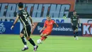 Pemain Persija Jakarta, Riko Simanjuntak berusaha melewati pemain Bhayangkara Presisi pada laga pekan ketiga BRI Liga 1 2023/2024 di Stadion Patriot Candrabhaga, Bekasi, Minggu (16/7/2023). Persija menang dengan skor 4-1. (Bola.com/M Iqbal Ichsan)