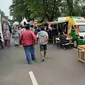 Suasana pengunjung di area jajanan Food Truck di Daihatsu Kumpul Sahabat yang berlangsung di Bekasi, Jawa barat.
