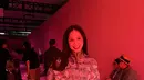 Nagita Slavina hadir dengan tunik top dan midi skirt dari SAPTO DJOJOKARTIKO Spring/Summer 2027. Dipadukan dengan orange mesh sandals yang memberikan pernyataan gaya untuk keseluruhan look. / Foto dok: Fimela.com.