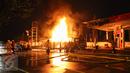 Sebuah truk tangki Pertamina terbakar ketika sedang bongkar muat di SPBU depan Asrama Haji, Jakarta, Jumat (18/12) dini hari. Peristiwa yang menghanguskan bangunan SPBU itu belum dapat diketahui penyebabnya. (Liputan6.com/Herman Zakharia)