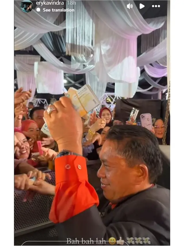 6 Potret Haji Alwi Ruslan Bagi-Bagi Uang Rp50.000 Segepok di Pernikahan Putri Isnari