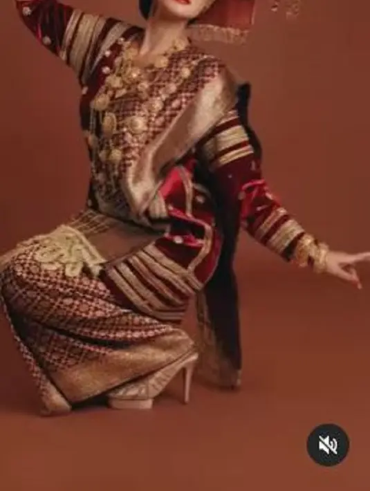 Wanita kelahiran Bali, 26 Agustus 1983 ini tampak anggun dalam balutan baju khas Sumatera Barat berwarna merah. Ia pun bergaya layaknya penari Padang. (Foto: Instagram/@bubahalfian)