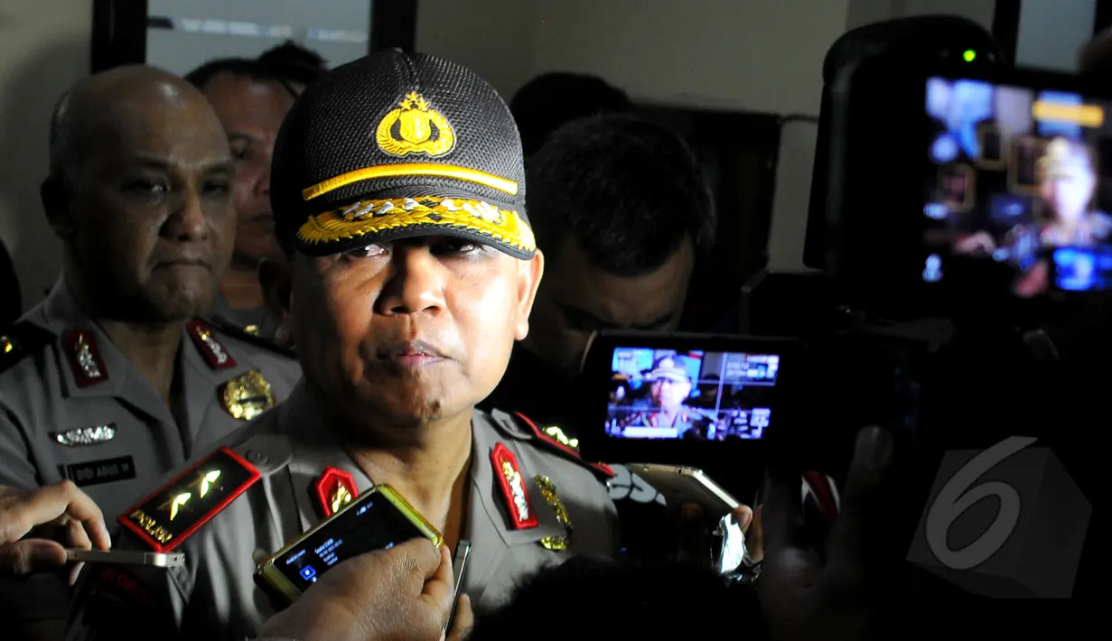 Kapolda Metro Jaya Inspektur Jenderal Unggung Cahyono memberikan keterangan pers di RS Polri Kramat Jati, Jakarta Timur, Rabu (8/4/2015). Kedatangan Unggung untuk menengok empat korban ledakan yang terjadi di Tanah Abang.(Liputan6.com/Yoppy Renato)