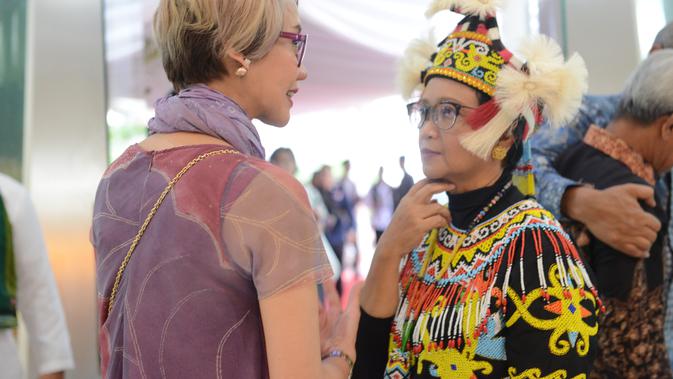 Menlu Retno marsudi berbincang-bincang santai dengan tamu undangan. Salah satunya, Rosi Silalahi yang terlihat hadir dan bertemu dengan Menlu Retno. (Foto: Kemlu RI)