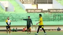 Pelatih Joko Susilo memimpin latihan Arema Cronus yang digelar di Stadion Manahan, Solo, Jumat (9/10/2015). (Bola.com/Kevin Setiawan)