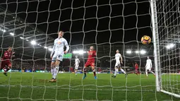 Pemain Liverpool, Roberto Firmino melihat bola membentur tiang gawang Swansea City dalam lanjutan Premier League di Stadion Liberty, Selasa (23/1). Liverpool tumbang 0-1 dari penghuni dasar klasemen Liga Inggris Swansea. (Nick Potts/PA via AP)