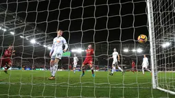 Pemain Liverpool, Roberto Firmino melihat bola membentur tiang gawang Swansea City dalam lanjutan Premier League di Stadion Liberty, Selasa (23/1). Liverpool tumbang 0-1 dari penghuni dasar klasemen Liga Inggris Swansea. (Nick Potts/PA via AP)