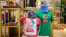 Berbagai barang seperti gantungan kunci, kaos, topi, hingga boneka diperjualkan di sana. (Bola.com/Bagaskara Lazuardi)