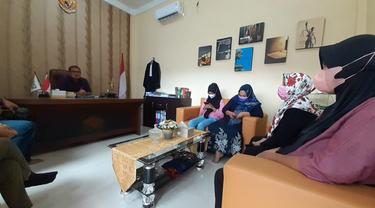 Sejumlah orang tua siswa di Gorontalo mendatangi kantor LPKPA (Arfandi/Liputan6.com)