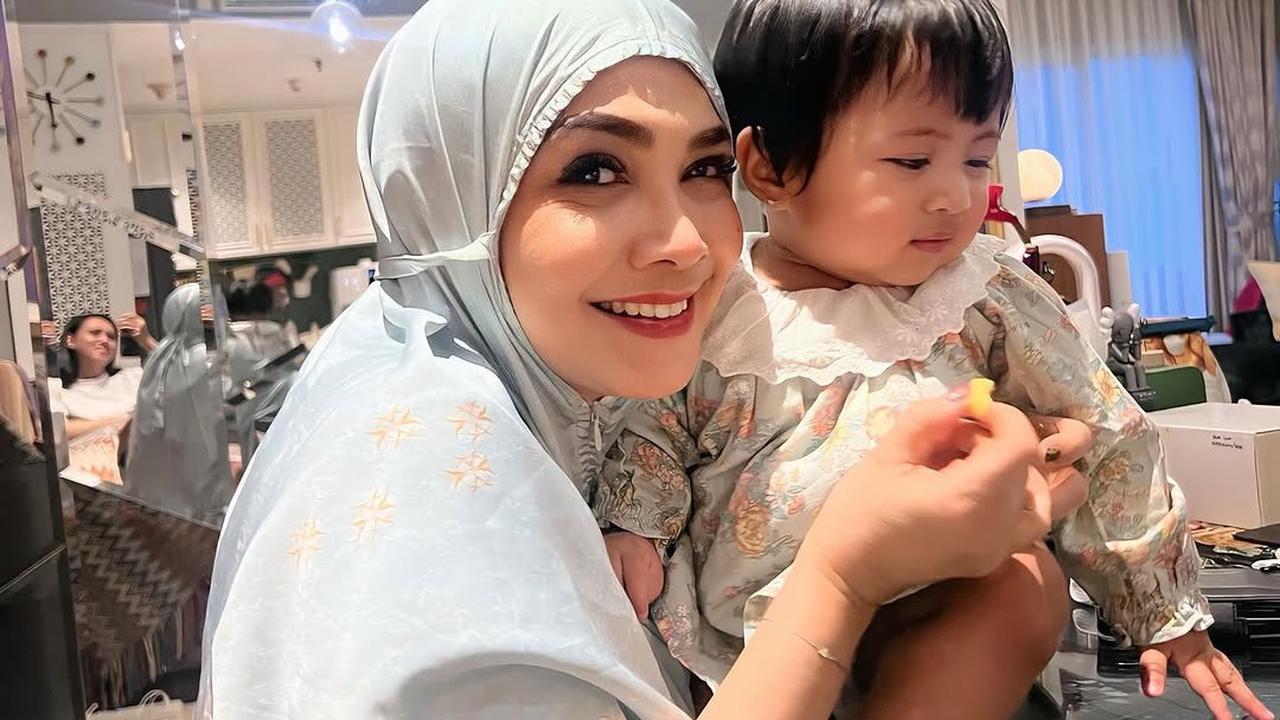 Potret Rieta Amilia Momong dan Suapi Lily, Disayang dan Siapkan Cemilan Untuk Cucu Kesayangan