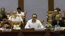 Menakertrans, Hanif Dhakiri (tengah) bersama Sekjen Kemenakertrans Abdul Wahab Bangkona menghadiri Rapat Kerja dengan Komisi IX di Kompleks Parlemen Senayan, Jakarta, Selasa (26/5/2015). (Liputan6.com/Helmi Afandi)
