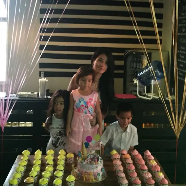 Pernah Jadi Single Parent, Ini 6 Potret Lawas Sheila Marcia Bareng 3 Anaknya