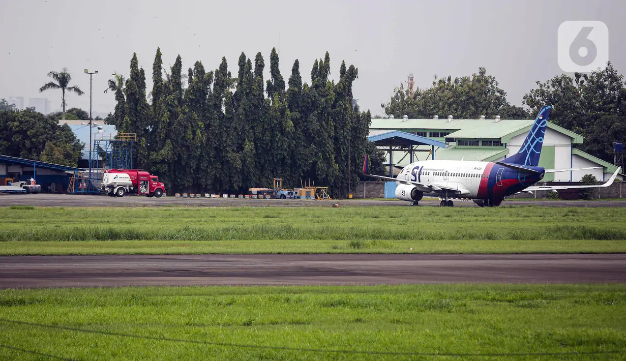 Sebuah pesawat parkir di Apron Bandara Pondok Cabe, Pamulang, Tangerang Selatan, Banten, Rabu (29/12/2021). Kementerian Perhubungan menunjuk Bandara Pondok Cabe dan Bandara Soekarno-Hatta sebagai bandara pengganti selama revitalisasi Bandara Halim Perdanakusuma. (Liputan6.com/Faizal Fanani)