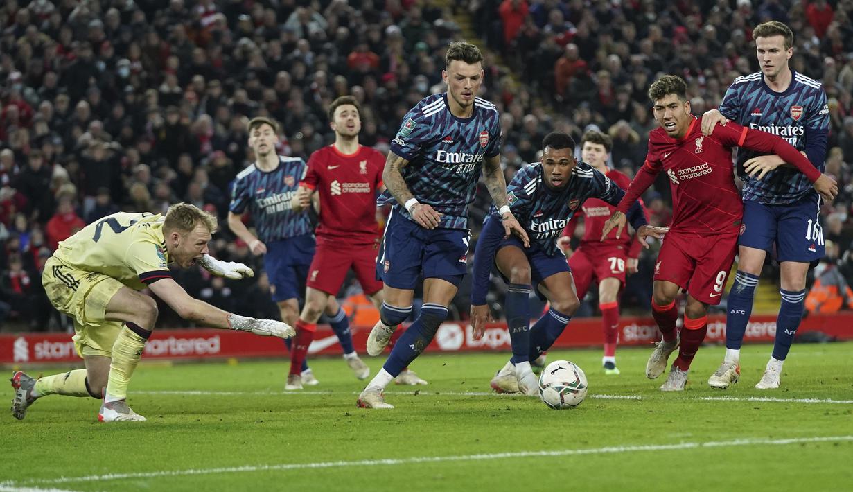 Kalah jumlah pemain membuat Arsenal menerapkan taktik bertahan lebih dalam untuk mengantisipasi serangan para pemain Liverpool. Taktik ini berhasil dan nyatanya memang makin menyulitkan Liverpool untuk menembus pertahanan Arsenal. (AP/Jon Super)