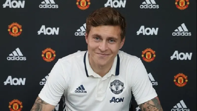 Victor Lindelof menandatangani kontrak empat tahun bersama Manchester United (MU). 