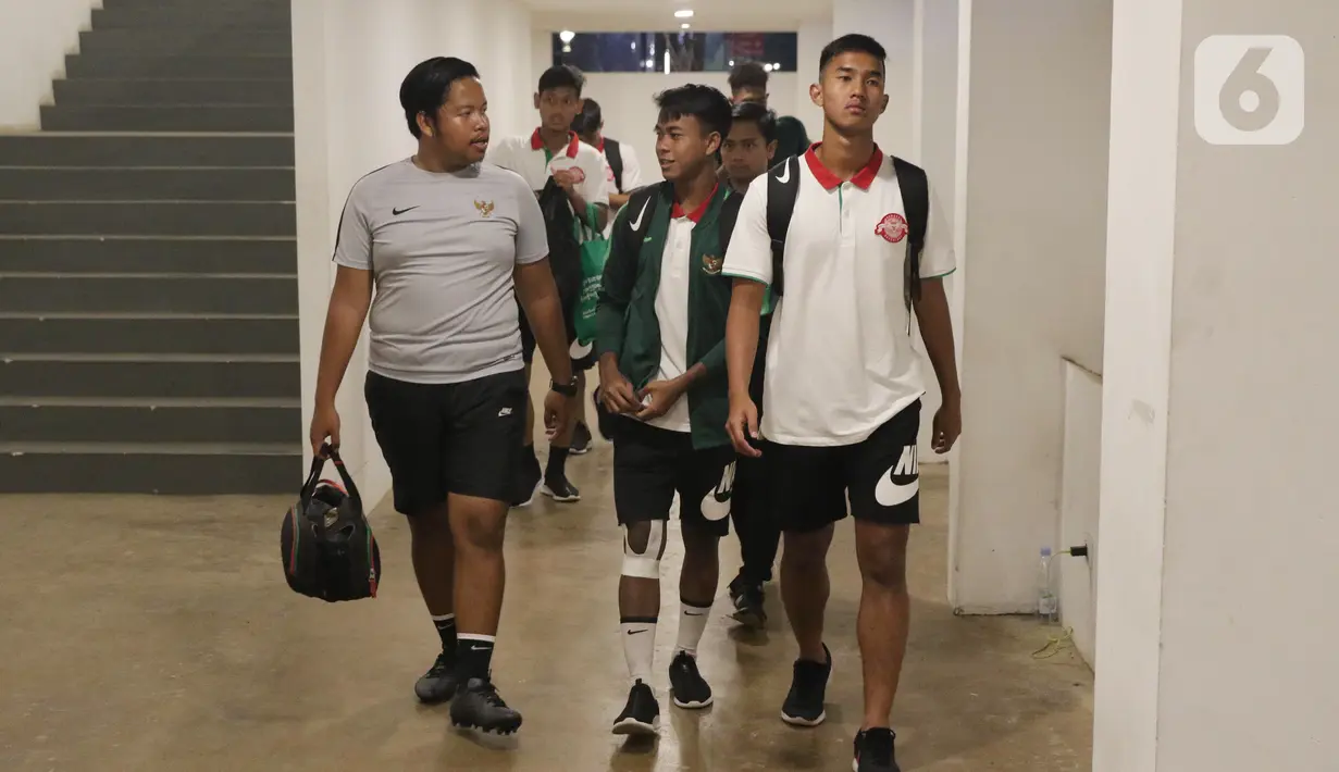 Pemain Timnas Indonesia U-19 meninggalkan area Stadion Madya Gelora Bung Karno, Jakarta, Selasa (5/11/2019). Timnas Indonesia U-19 batal melakukan sesi latihan resmi jelang laga perdana kualifikasi Piala Asia U-19 2020 Grup K karena kondisi cuaca. (Liputan6.com/Helmi Fithriansyah)
