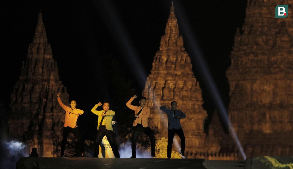 Penari saat prosesi kirab obor di Candi Prambanan, Rabu (18/7/2018). Api obor Asian Games tersebut akan dibawa mengelilingi 18 provinsi. (Bola.com/M Iqbal Ichsan)