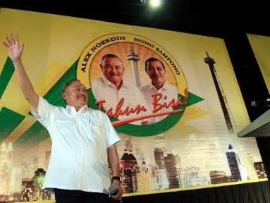 Bakal calon Gubernur DKI Jakarta Alex Noerdin menyapa pendukungnya saat konsolidasi relawan Noerdin-Nono Sampono (NoeSa) di Istora Senayan, Jakarta, Kamis (26/4). Pasangan ini menargetkan mampu menjaring 28.000 relawan untuk memenangkan mereka sebagai Gubernur dan Wakil Gubernur DKI Jakarta. (Antara)