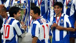 Deco. Gelandang asal Portugal yang telah pensiun pada Agustus 2013 bersama Fluminense ini total meraih 2 trofi Liga Champions. Keduanya diraihnya bersama Porto musim 2003/2004 dan Barcelona musim 2005/2006. (AFP/Miguel Riopa)