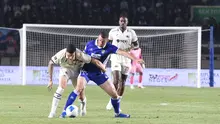 Striker Anyar Persib Bandung, Balsa Sekulic (biru), ketika menjalani debutnya untuk Maung Bandung, menghadapi Arema FC di Piala Presiden 2026. (Bola.com/Erwin Snaz)
