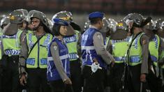 Polwan (Polisi Wanita) ikut dalam pengamanan Stadion Si Jalak Harupat dan juga pengamanan parade juara Piala Presiden 2015 di Kota Bandung, Minggu (25/10/2015). (Bola.com / Nicklas Hanoatubun)