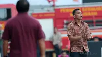 Pelatih Persija Jakarta U-19, Jan Saragih saat memimpin timnya melawan Sriwijaya FC U-19  pada laga perdana Liga 1 U-19 di Stadion Patriot, Bekasi, Sabtu (8/7/2017). Persija U19 bermain imbang 1-1. (Bola.com/Nicklas Hanoatubun)