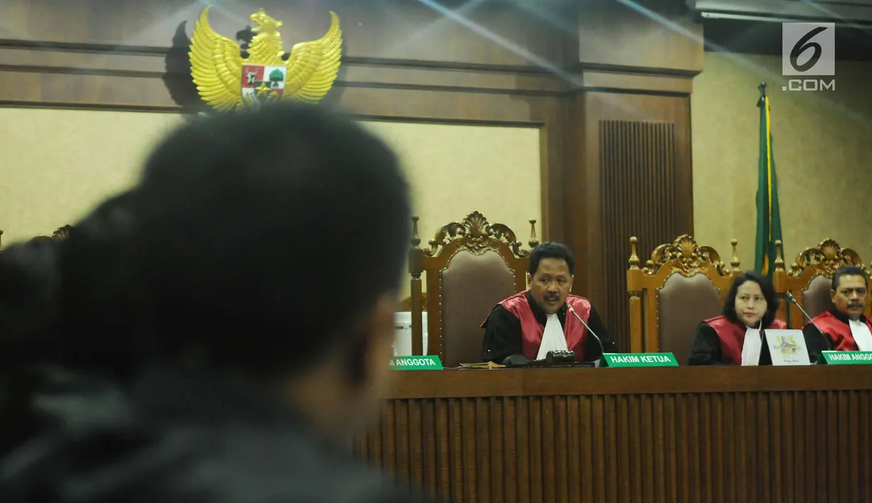 Ketua Majelis Hakim Yanto bertanya ke JPU KPK saat sidang perdana Setya Novanto di Pengadilan Tipikor, Jakarta, Rabu (13/12). Setya Novanto dinyatakan sehat dan sidang pembacaan dakwaan oleh JPU KPK dilanjutkan. (Liputan6.com/Helmi Fithriansyah)