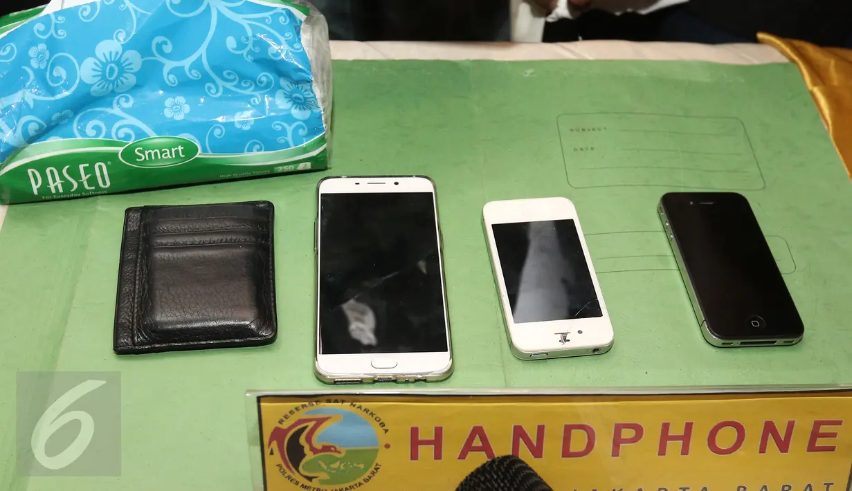 Tiga buah handphone dan dompet saat gelar barang bukti penangkapan pedangdut Ridho Rhoma di Mapolres Jakarta Barat, Sabtu (25/03). Polisi telah mengintai Ridho Rhoma saat berada di sebuah apartemen di Jakarta Pusat. (Liputan6.com/Herman Zakharia)