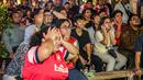 Ekspresi tegang pendukung Arsenal jelang akhir laga melawan Tottenham Hotspur saat Roaring Night Liga Inggris di The Ground at Nipah, Jakarta Selatan, Minggu (28/04/2024). (Bola.com/Bagaskara Lazuardi)