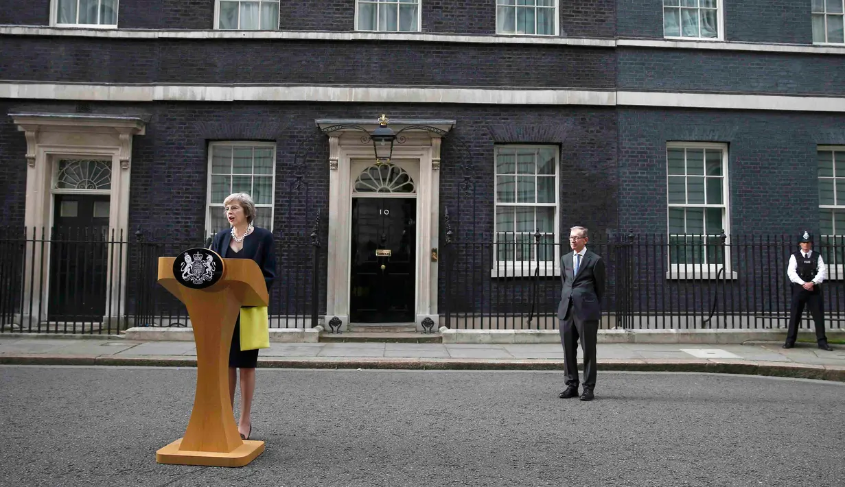 PM baru Inggris, Theresa May memberikan keterangan pers saat tiba di 10 Downing Street, London, (13/7). Theresa May menggantikan David Cameron yang mengundurkan diri setelah Inggris keluar dari Uni Eropa. (REUTERS/Dominic Lipinski/Pool)