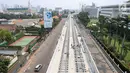 Suasana pemasangan rel kereta proyek pembangunan MRT di Jakarta, Selasa (31/10). Rinciannya, pembangunan elevated (layang) 70,16%, dan underground (bawah tanah) 90,22%. Saat ini pembangunan sedang tahap pemasangan rel. (Liputan6.com/Angga Yuniar)
