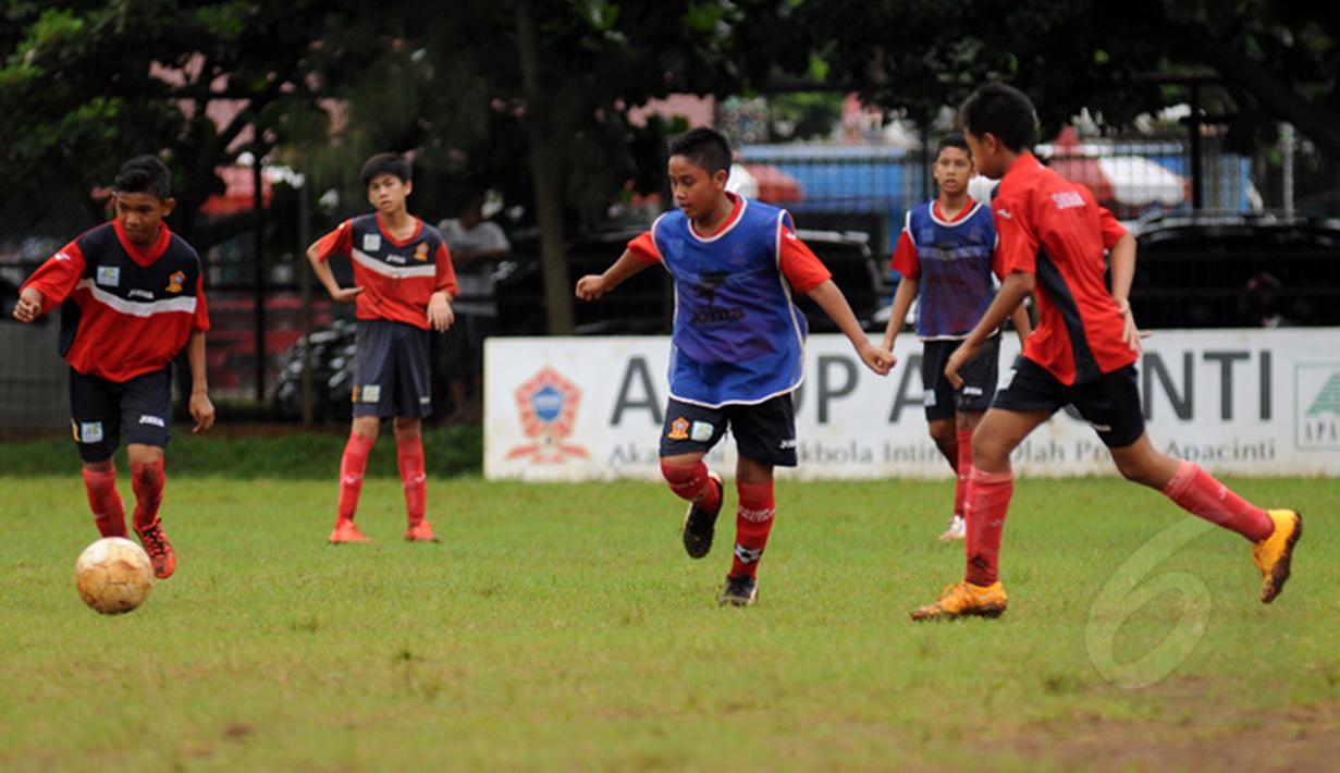 Beberapa anak berlatih bola di Sekolah Sepak Bola (SSB) ASIOP Apacinti di Lapangan A Senayan, Jakarta, Jumat (20/2/2015). (Liputan6.com/Helmi Fithriansyah)