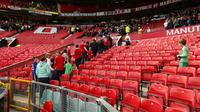 Laga Manchester United vs AFC Bournemouth harus ditunda karena paket mencurigakan. (Reuters / Jason Cairnduf)