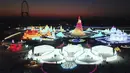 Foto udara menunjukkan wisatawan mengunjungi Dunia Es-Salju Harbin di Harbin di Provinsi Heilongjiang, China timur laut, Sabtu (25/12/2021). Dunia Es-Salju Harbin ke-23 dibuka untuk umum pada hari Sabtu. (Wang Jianwei/Xinhua via AP)