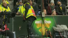 Oknum suporter Brondby coba meneror pemain Kobenhavn dengan melempar bangkai tikus. This video is presented by BallBall.