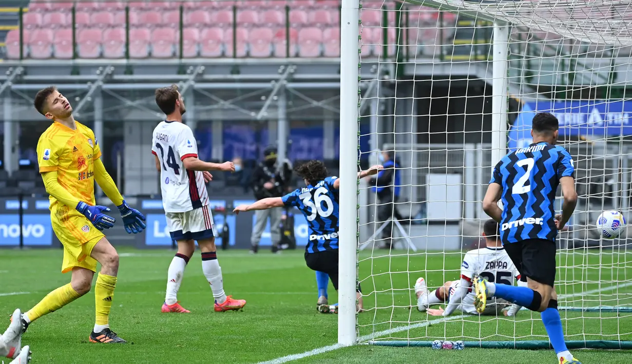 Bek Inter Milan, Matteo Darmian (tengah) melakukan selebrasi usai mencetak gol ke gawang Cagliari dalam laga lanjutan Liga Italia 2020/2021 pekan ke-30 di San Siro Stadium, Milan, Minggu (11/4/2021). Inter Milan menang 1-0 atas Cagliari. (AFP/Alberto Pizzoli)