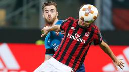 Pemain Arsenal Calum Chambers berebut bola dengan pemain AC Milan Giacomo Bonaventura saat pertandingan Liga Europa leg pertama di stadion San Siro Milan, Italia (8/3). (AP Photo / Antonio Calanni)