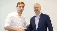 Lucas Biglia bersama  Marco Fassone. (doc. AC Milan)