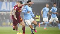 Pemain Lazio, Felipe Anderson, diadang pemain AS Roma, Gianluca Mancini, pada laga pekan ke-27 Serie A 2022/2023 di Stadion Olimpico, Senin (20/03/2023). Lazio menang dengan skor 1-0. (AP Photo/Gregorio Borgia)
