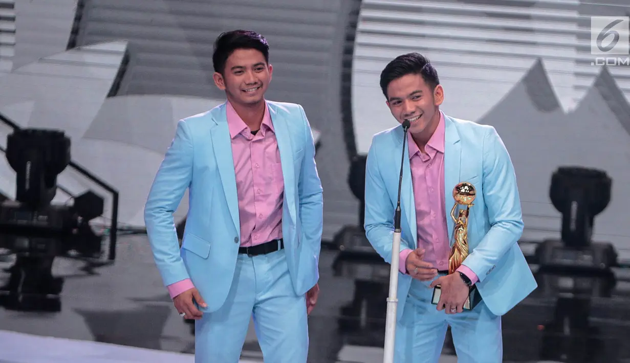Ekspresi Rizki-Ridho DA (Dangdut Akademi) saat memperoleh penghargaan kategori duo/grup dangdut terpopuler dalam Indonesian Dangdut Awards 2018 di Studio 5 Indosiar, Jakarta, Jumat (12/10). (Liputan6.com/Faizal Fanani)
