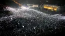 Pengunjuk rasa berkumpul di pusat Bucharest merayakan kemenangan tuntutan mereka, Rumania, Minggu (5/2). Pengunjuk rasa menuntut Pemerintah Rumania untuk membatalkan UU Korupsi. (AP Photo)