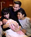Pasangan selebriti Andhika Pratama dan Ussy Sulistyawaty tengah berbahagia. Pasangan ini baru saja dikaruniai anak keempat berjenis kelamin perempuan. Sheva Elmira Lorrenia nama putri keempatnya. (Nurwahyunan/Bintang.com)