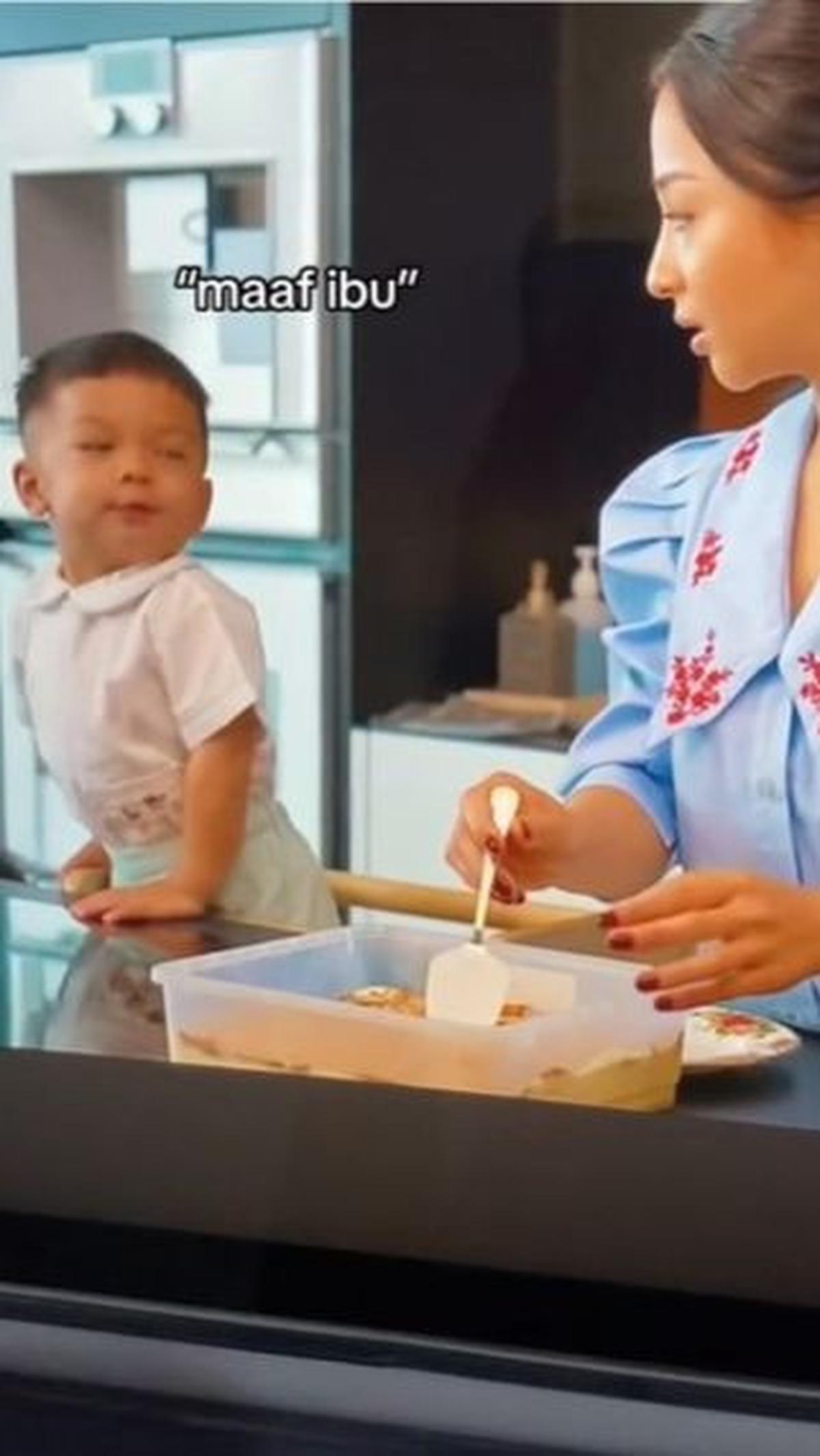 Dalam momen yang sempat viral, Issa melempar sesuatu ke atas kompor, membuat Nikita mengucap "Astaghfirullah".