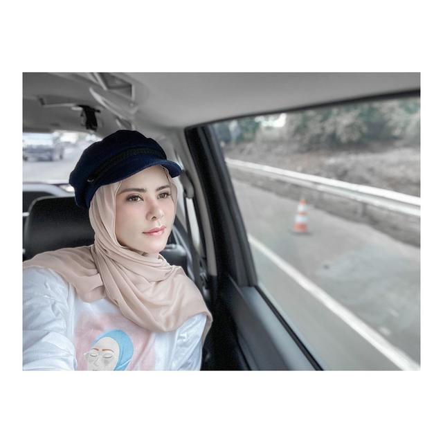 Inspirasi Busana Hijab Dengan Topi