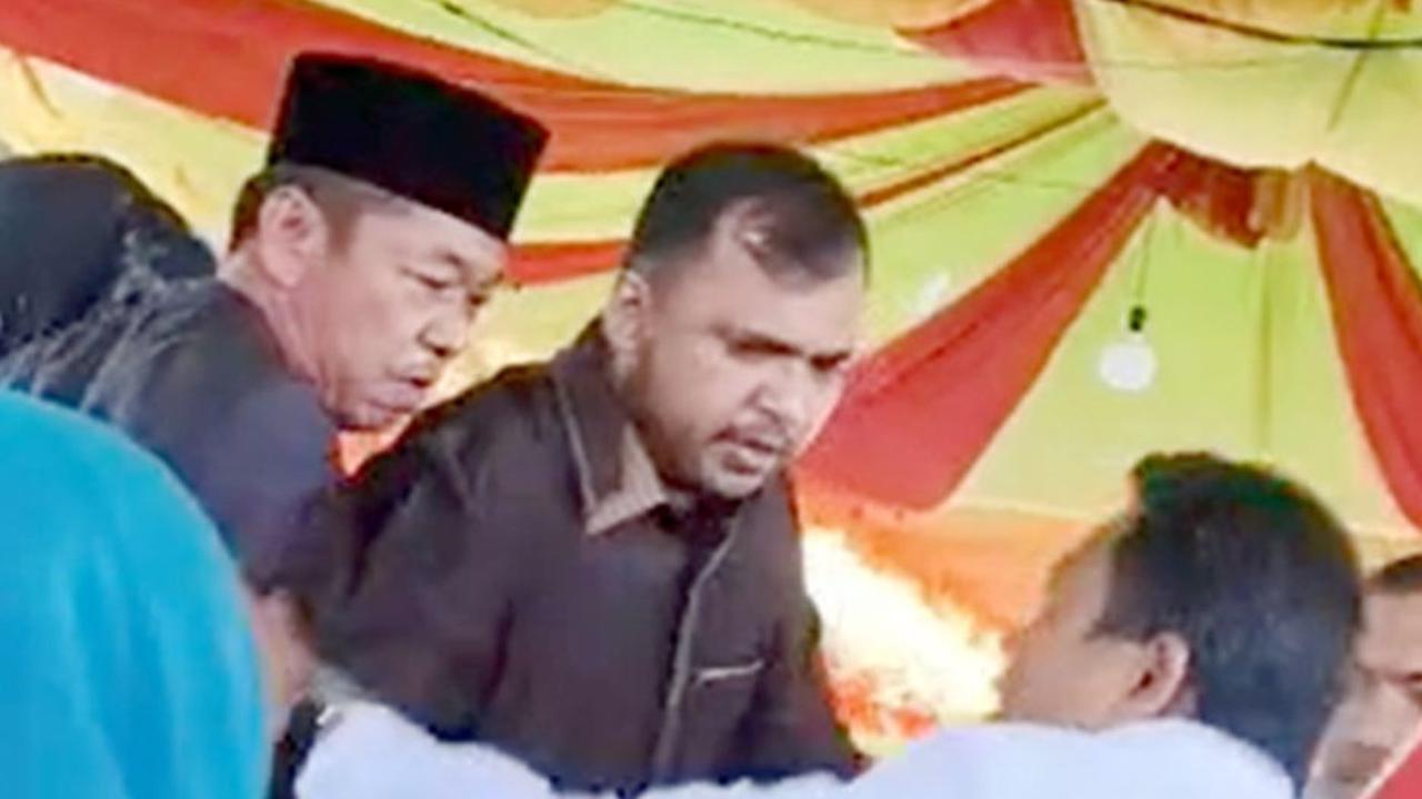 Bupati Rokan Hilir Cekcok dan Saling Dorong dengan Wakilnya saat Pelantikan Kepala Desa