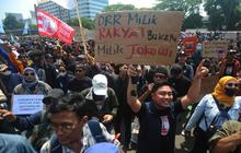 FOTO: Kepung Gedung DPR, Pendemo Bawa Poster Gambar Jokowi Hingga Singgung Oligarki