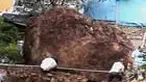 Warga di lereng Gunung Geulis, Sumedang, Jabar, dikagetkan dengan sebongkah batu besar disertai tanah yang bergetar melibas rumah mereka. 