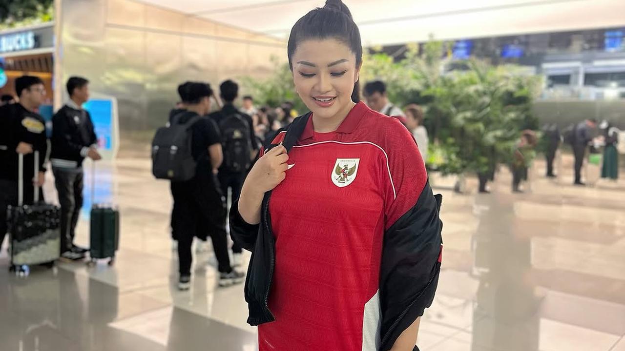 5 Potret Fitri Carlina Bertolak ke Sydney Demi Totalitas Dukung Timnas Indonesia